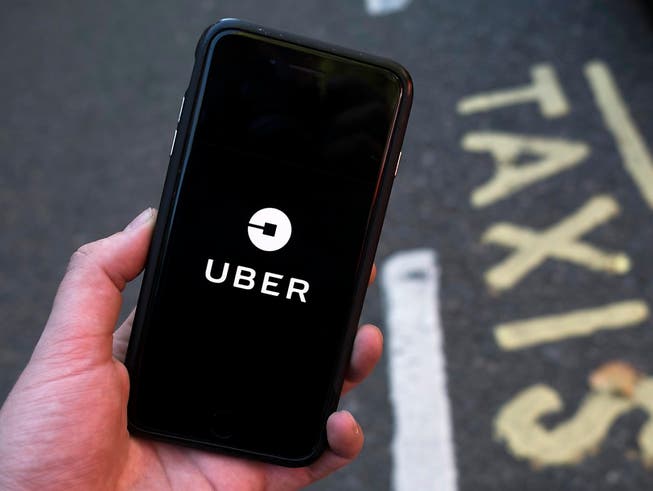Die Londoner Verkehrsbehörde wirft Uber vor, die Taxi-App gefährde die Sicherheit der Fahrgäste. (Bild: KEYSTONE/EPA/WILL OLIVER)