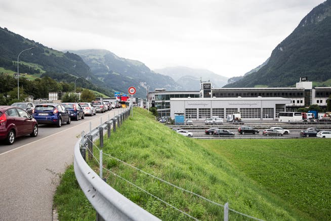 Staus in Stans sowohl auf der Autobahn (re) wie auch auf der Kantonsstrasse. (Bild: Manuela Jans-Koch, Stans, 11. August 2019)