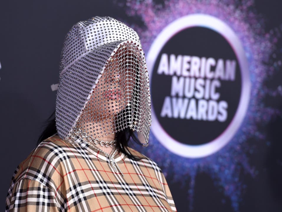 Die US-Sängerin Billie Eilish (17) bei der Ankunft zur Verleihung der American Music Awards in Los Angeles. (Bild: KEYSTONE/AP Invision/JORDAN STRAUSS)