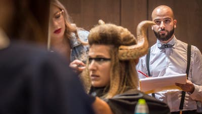 Eine Lernende präpariert die Hornfrisur ihres Models, aufmerksam beobachtet von einem Jurymitglied. (Bild: Reto Martin)