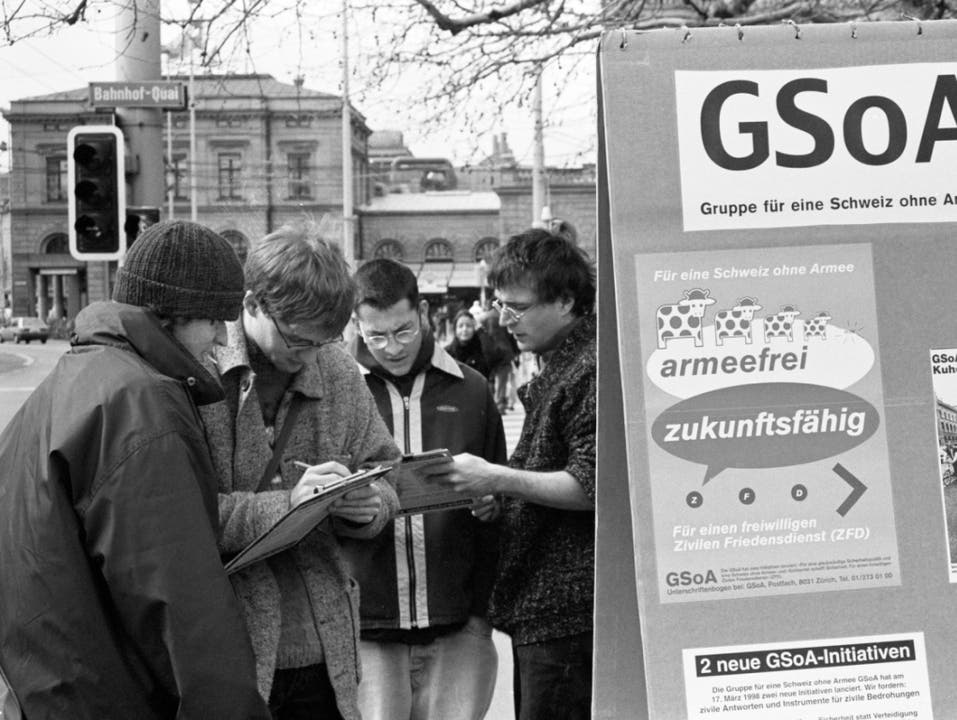 Aktivisten der «Gruppe für eine Schweiz ohne Armee» (GSoA) sammeln am 21. März 1998 auf der Bahnhofbrücke in Zürich Unterschriften für eine neue Armeeabschaffungsinitiative und eine Initiative für einen freiwilligen zivilen Friedensdienst. (Bild: KEYSTONE/STR)