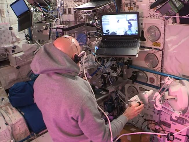 ISS-Astronaut Luca Parmitano steuert von der Raumstation aus einen Rover auf der Erde. Dabei hilft ihm eine Art Hightech-Joystick: ein Steuerungs-Interface mit haptischem Feedback, das an der EPFL entwickelt wurde. (Bild: ESA)