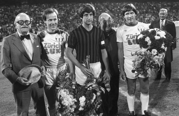 1978: FCZ-Präsident Edi Naegeli (l.) verabschiedet Köbi Kuhn nach dem Spiel gegen AC Milan. (Bild: Photopress-Archiv)