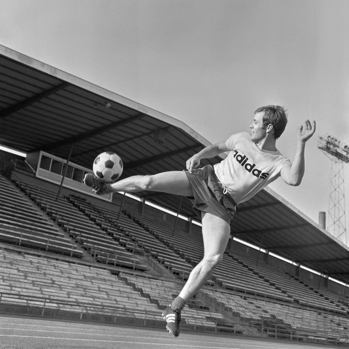 1968: Köbi Kuhn jongliert im Letzigrund. (Bild: STR)