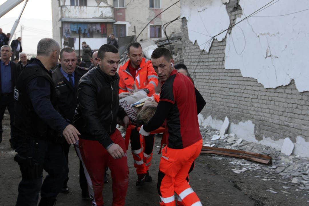 Rettungskräfte bergen etliche Verletzte. (Bild: AP Photo/Hektor Pustina)