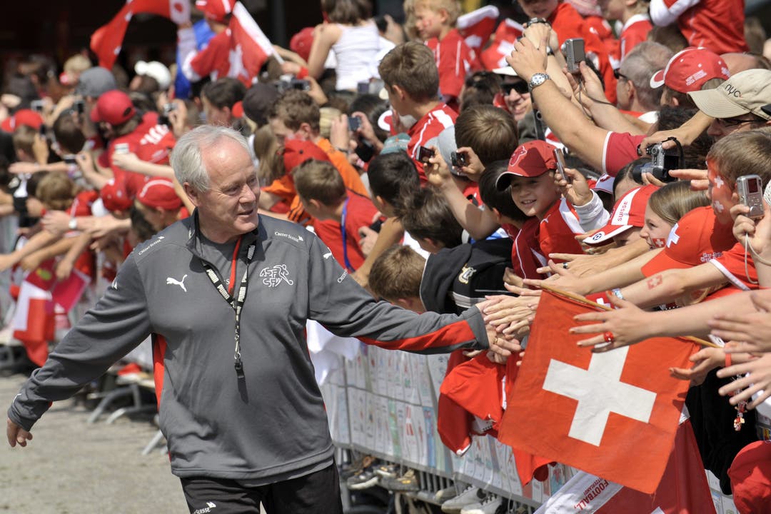 2008: Nationaltrainer Köbi Kuhn geniesst während der EM in der Schweiz das Bad in der Menge. (Bild: LAURENT GILLIERON)