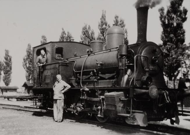Dieses «Tigerli» mit der Nummer 8485 versah den Dienst im Bahnhof Buchs, stehend Lokführer Paul Beerle. (Bild: Archiv Hansruedi Rohrer)