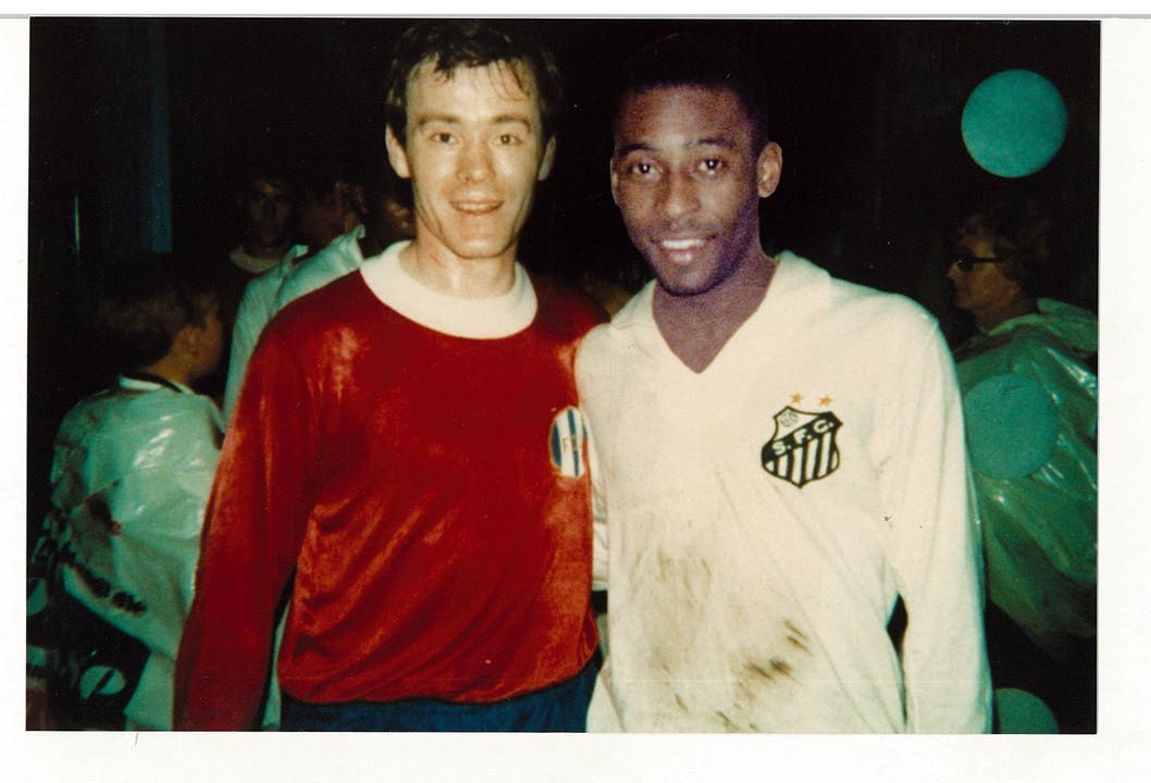 1968: Köbi Kuhn mit Pelé im Letzigrund: (Bild: FCZ Museum)