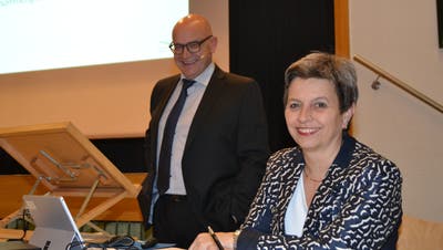 Die neue Gemeinderatsschreiberin Edith Meyer und Gemeindepräsident Rolf Züllig. (Bild: Adi Lippuner)