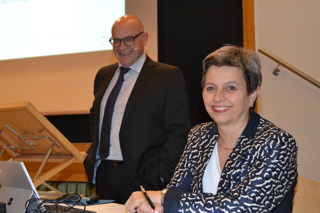 Die neue Gemeinderatsschreiberin Edith Meyer und Gemeindepräsident Rolf Züllig. (Bild: Adi Lippuner)