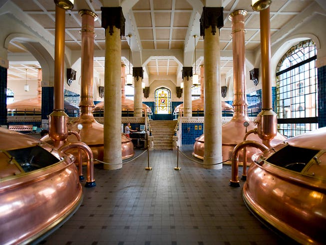 Die Schweizer Brauereien haben den Bieraussstoss im vergangenen Braujahr weiter erhöht - im Bild das Sudhaus in der Brauerei Feldschlösschen. (Bild: KEYSTONE/GAETAN BALLY)
