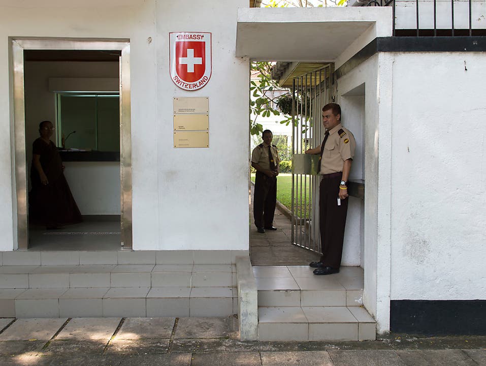Sicherheitskräfte in der Schweizer Botschaft Sri Lankas in Colombo. (Bild: KEYSTONE/ANTHONY ANEX)