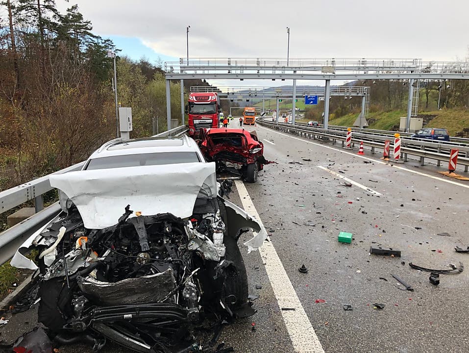 Das Auto des Unfallverursachers vorne, dasjenige der drei Opfer hinten. (Bild: Handout Kantonspolizei Aargau)