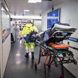 Ein Notfallpatient wird ins Spital eingeliefert. (Bild: Ralph Ribi)