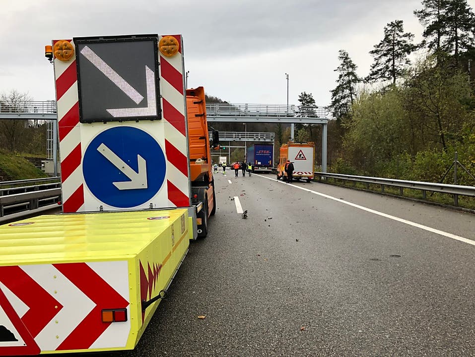 Auf der Höhe dieser Fahrbahnverengung kam es zum schrecklichen Unfall mit drei Toten. (Bild: Handout Kantonspolizei Aargau)
