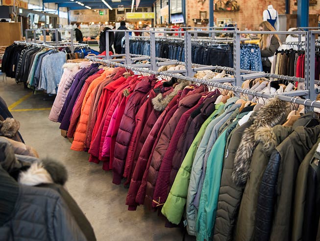 In der Schweiz sollen Einfuhrzölle aufgehoben werden, unter anderem auf Kleidern. Das hat der Bundesrat entschieden. (Bild: KEYSTONE/CHRISTIAN BEUTLER)