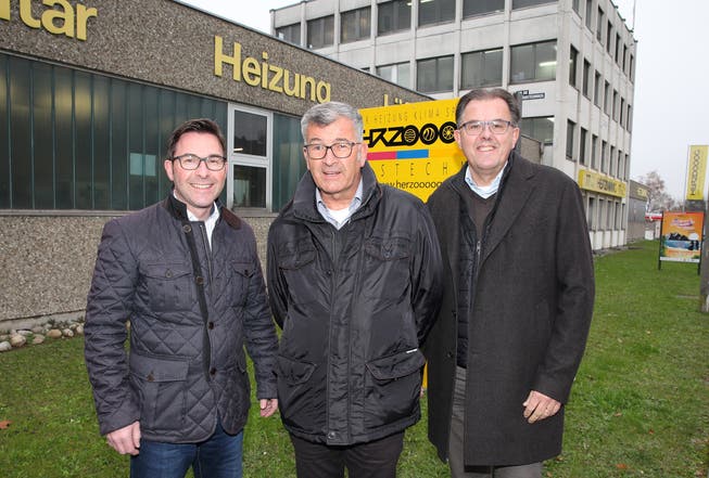 Von links: Die beiden Geschäftsführer Roger Roelli (Herzog Haustechnik AG) und Thomas Mattich (Herzog Bauspenglerei AG) mit Verwaltungsratspräsident Peter Schilliger. (Bild: PD)
