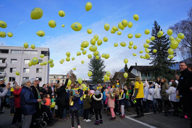 Ab in die Luft damit: Kinder lassen in Sarnen Ballons steigen. Bild: Romano Cuonz (Sarnen, 26. November 2019)