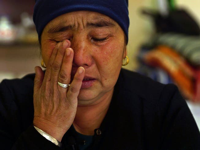 Die Mutter einer uigurischen Lager-Gefangenen während eines Interviews mit dem kasachischen Fernsehen am 6. Dezember 2018. Die von Peking so genannten Umerziehungslager sind aus Sicht von Menschenrechtlern eigentliche Konzentrationslager für die chinesischen Muslime zur Gehirnwäsche und zur Folter. (Bild: KEYSTONE/AP/DAKE KANG)