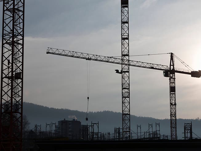 Schweizer Bauwirtschaft erzielt Rekordumsatz im dritten Quartal. (Bild: KEYSTONE/GAETAN BALLY)