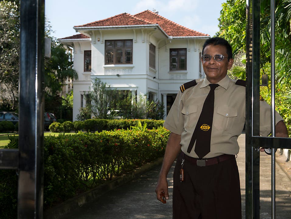 Ein Sicherheitsbeamter vor der Schweizer Botschaft in Colombo, Sri Lanka. (Bild: KEYSTONE/ANTHONY ANEX)