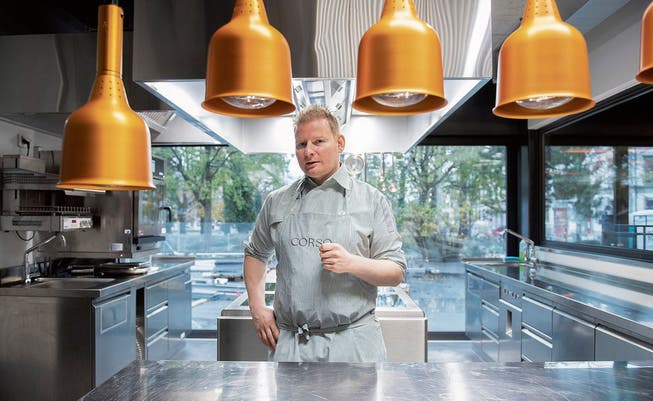 Koch Markus Schenk steht in der Küche des «Corso». Er achte auf saisonale und regionale Kost.