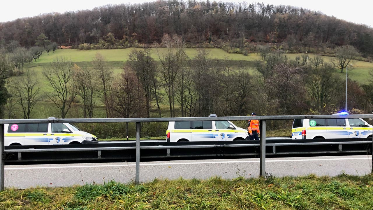 Die Kantonspolizei und die Ambulanz sind kurz nach dem schweren Unfall vor Ort.