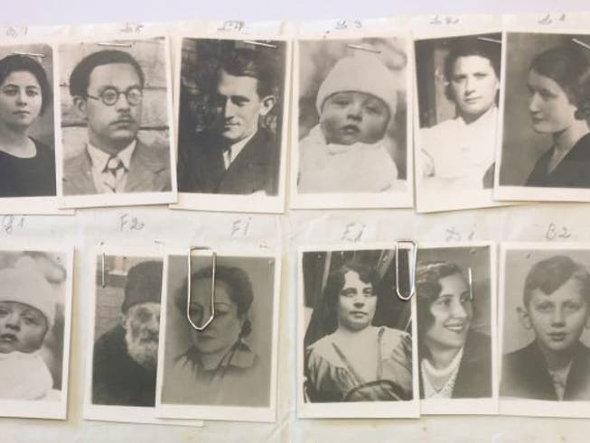 Von der Fremdenpolizei beschlagnahmte Passfotos in einer Schweizer Wohnung. Pässe erhielten die Abgebildeten nicht, den Holocaust haben sie wohl nicht überlebt.