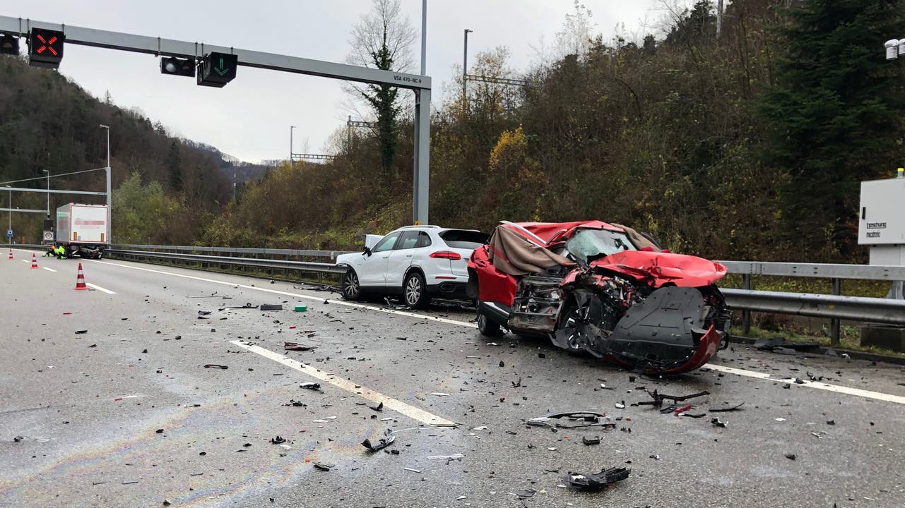 Bei Effingen auf der A3 kam es zu einem tödlichen Unfall mit einem Porsche Cayenne, einem Renault und einem Sattelschlepper.