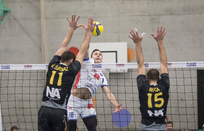 Edvarts Buivids (weisses Dress) zeigt mit Volley Luzern in Luxemburg eine gute Leistung.