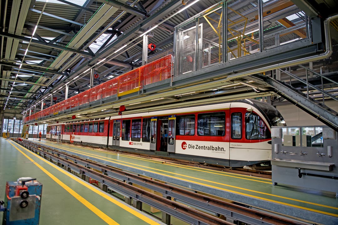 Im Innern der neuen Werkstatthalle der Zentralbahn können Züge auf zwei Geleisen gewartet werden. (Stansstad, 28. November 2019)
