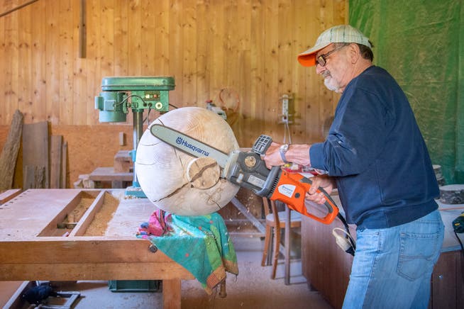 Marius Jenny beim Herstellen einer seiner Holzkugeln: In seiner Werkstatt hat er viel Platz und kann sich nach Belieben seinem Hobby widmen. (Bild: Urs Bucher)