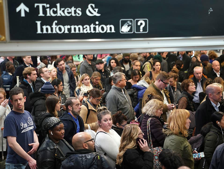Reisende warten in New York auf ihre Züge. Überall in den USA wollen Menschen zum Thanksgiving-Fest zu ihren Familien reisen. Doch Stürme behindern den Verkehr, Flüge wurden gestrichen. (Foto: Seth Wenig/AP Keystone) (Bild: KEYSTONE/AP/SETH WENIG)
