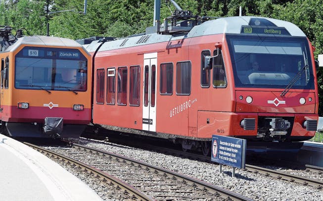 Ein alter Zug (links) der Uetlibergbahn und ein neuerer von Stadler, wie ihn die Bahn nun baugleich erneut bestellt.