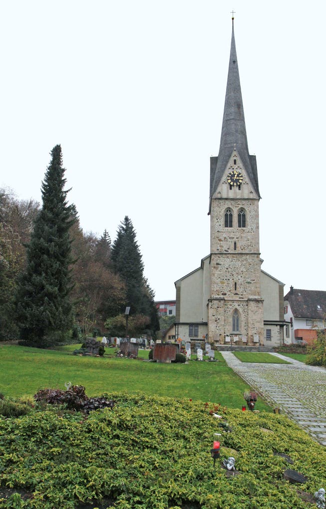 Direkt bei der Henauer Kirche befindet sich der Friedhof. Im Vordergrund der Urnenhügel mit dem Gemeinschaftsgrab. Dieser Teil wird im Verlauf des nächsten Jahres umgestaltet.