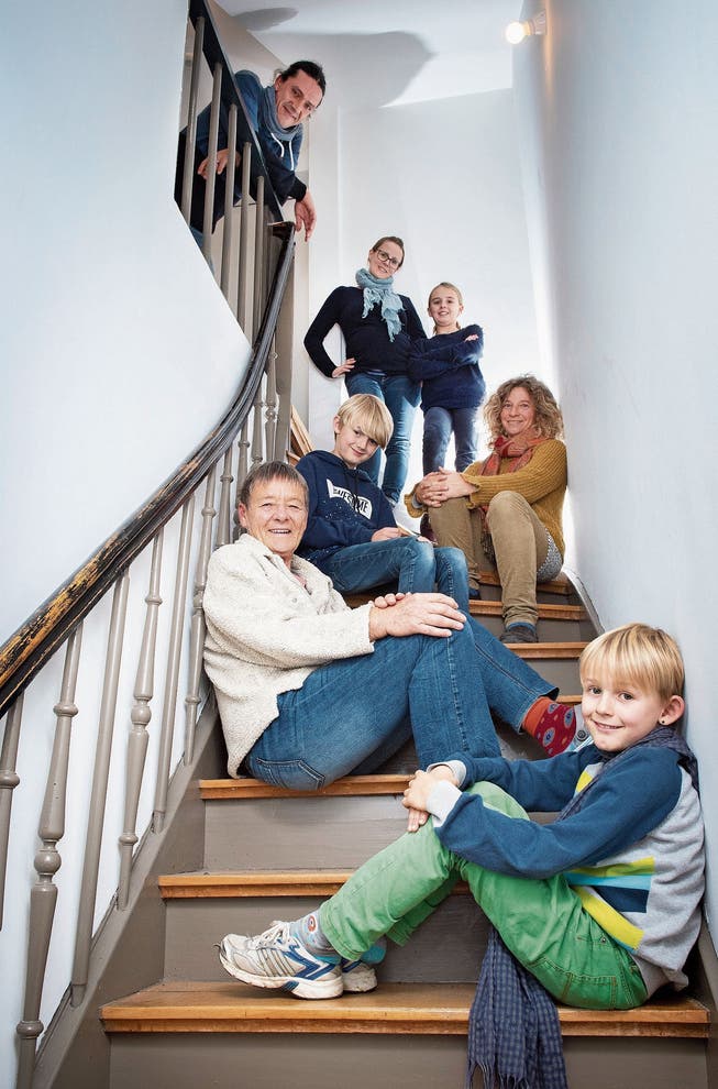 Wohnen mit Generationenvertrag: Ruth Bärlocher (links im Vordergrund) passt auf die Kinder auf – und erhält im Gegenzug von den Nachbarn Unterstützung im Alter.