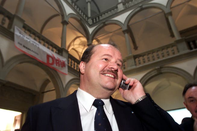 Felix Müri nimmt nach seiner Wahl in den Nationalrat am 19. Oktober 2003 im Luzerner Regierungsgebäude telefonische Gratulationen entgegen. 