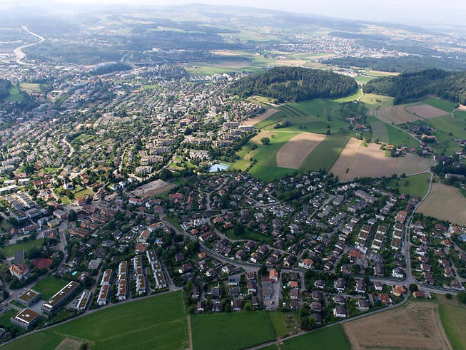 5,6 Prozent der Gesamtfläche der Schweiz sind Bauzonen. Das revidierte Raumplanungsgesetz möchte verhindern, das ausserhalb von Bauzonen zu viel gebaut wird. Die neusten Zahlen zeigen jedoch, dass der Landverbrauch dort weiter zunimmt, wenn auch etwas weniger schnell.