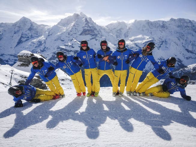 Der Spass darf bei den Skilehrern von Arosa nicht zu kurz kommen. Die Dritte von rechts ist Adriana Forrer.