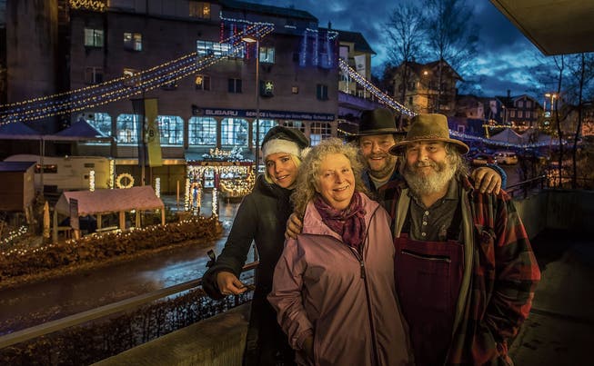 Festliche Lichter: Die Gossauer Kerstin, Erika, Häby und Fredy Scholz (von links) sind schon seit drei Wochen am Dekorieren.