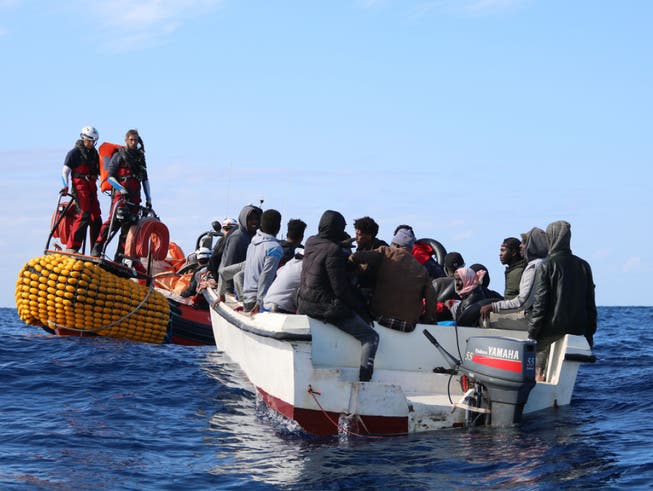 Bereits vor einer Woche rettete die Besatzung der SOS Mediterranee des Schiffes Ocean Viking im Mittelmeer 30 Flüchtlinge in Seenot.