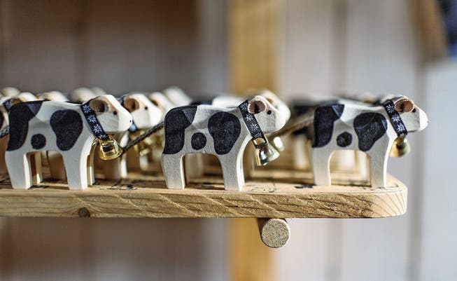 Holzspielsachen, wie die Trauffer-Kühe, sind ein Renner im Weihnachtsgeschäft der Spielwarenbranche.