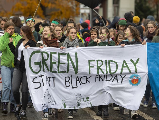 «Green Friday statt Black Friday» in Bern: Protest gegen Schnäppchenmentalität und Aufforderung zum Konsumverzicht - für das Klima.