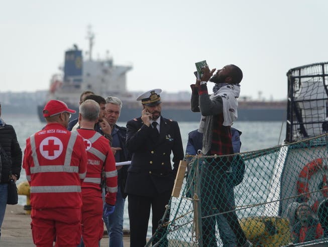 Ein Flüchtling freut sich über die sichere Ankunft in einem italienischen Hafen. (Bild: Keystone/EPA ANSA/RENATO INGENITO)