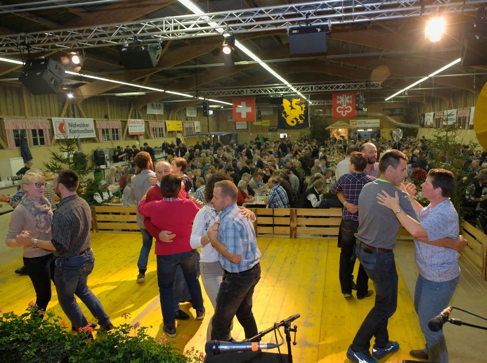 Zahlreiche Volksmusikfreunde nutzten die Gelegenheit, um das Tanzbein zu schwingen. (Bild: Richard Greuter, Ennetmoos, 2. November 2019)