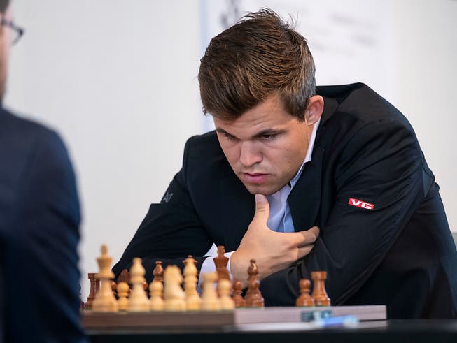 Magnus Carlsen sucht am Bieler Schachfestival nach dem besten Zug. (Bild: KEYSTONE/PATRICK HUERLIMANN)