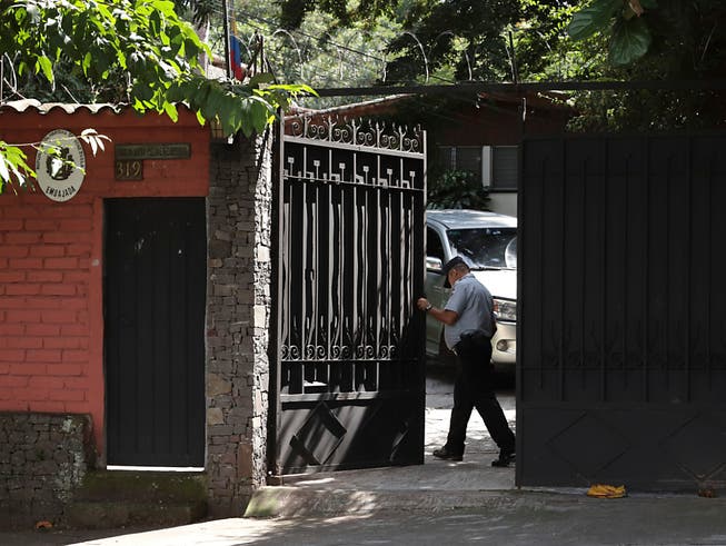 Ein Wachmann öffnet das Tor zur venezolanischen Botschaft in El Salvadors Hauptstadt San Salvador. (Bild: KEYSTONE/AP/SALVADOR MELENDEZ)