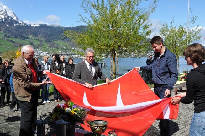 Taufe einer neuen Flagge und eines neuen Bootes für den Seeclub Stansstad. (Bild: Matthias Piazza, 22. April 2012)
