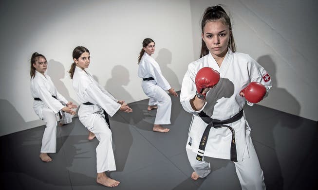 Die erfolgreichen Kämpferinnen der Kimura-Shukokai-Karateschule in Luzern (von links): Nina Mihajlovic, Elea Cantarella, Melissa Hagenbuch und Jesika Kostov. Bild: Pius Amrein (Luzern, 23. Oktober 2019)