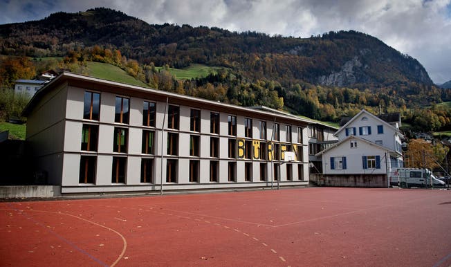 Auf dem Dach des Schulhauses in Büren soll eine Fotovoltaikanlage installiert werden.Bild: Corinne Glanzmann (5. November 2019)